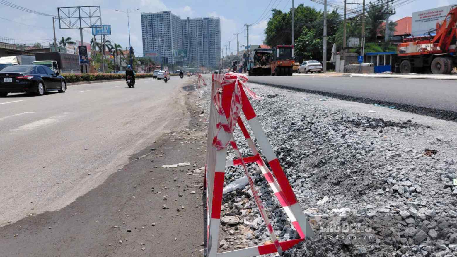 Dự án kéo dài thời gian thi công, tiềm ẩn rủi ro tai nạn. Ảnh: Đình Trọng