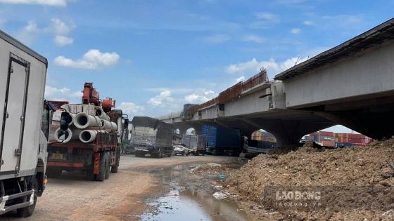 Mặt đường lồi lõm, tiềm ẩn rủi ro tai nạn. Ảnh: Đình Trọng