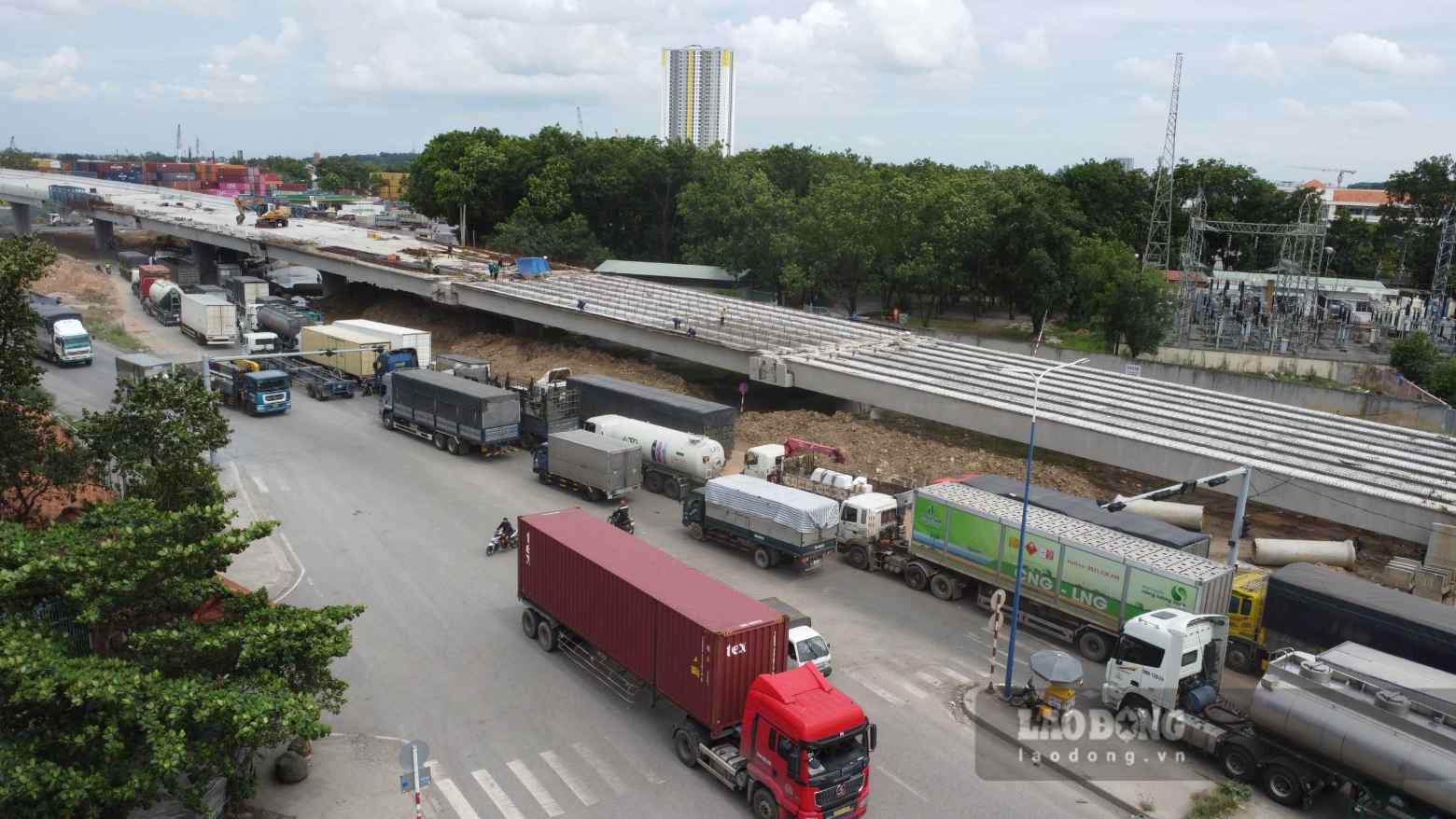 Traffic through Tan Van intersection is complicated, posing many risks of accidents. Photo: Dinh Trong