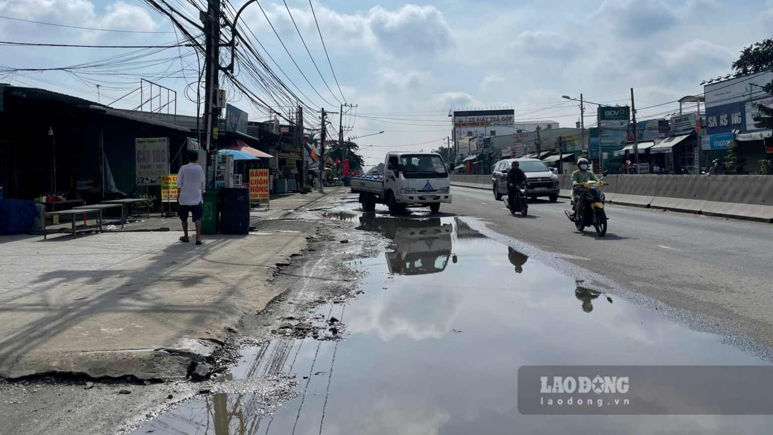 Đường ĐT 744 bị đọng nước, gây nguy hiểm cho người dân. Ảnh: Đình Trọng