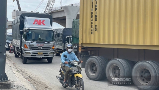 Tai nạn luôn rình rập người đi xe máy qua đây. Ảnh: Đình Trọng
