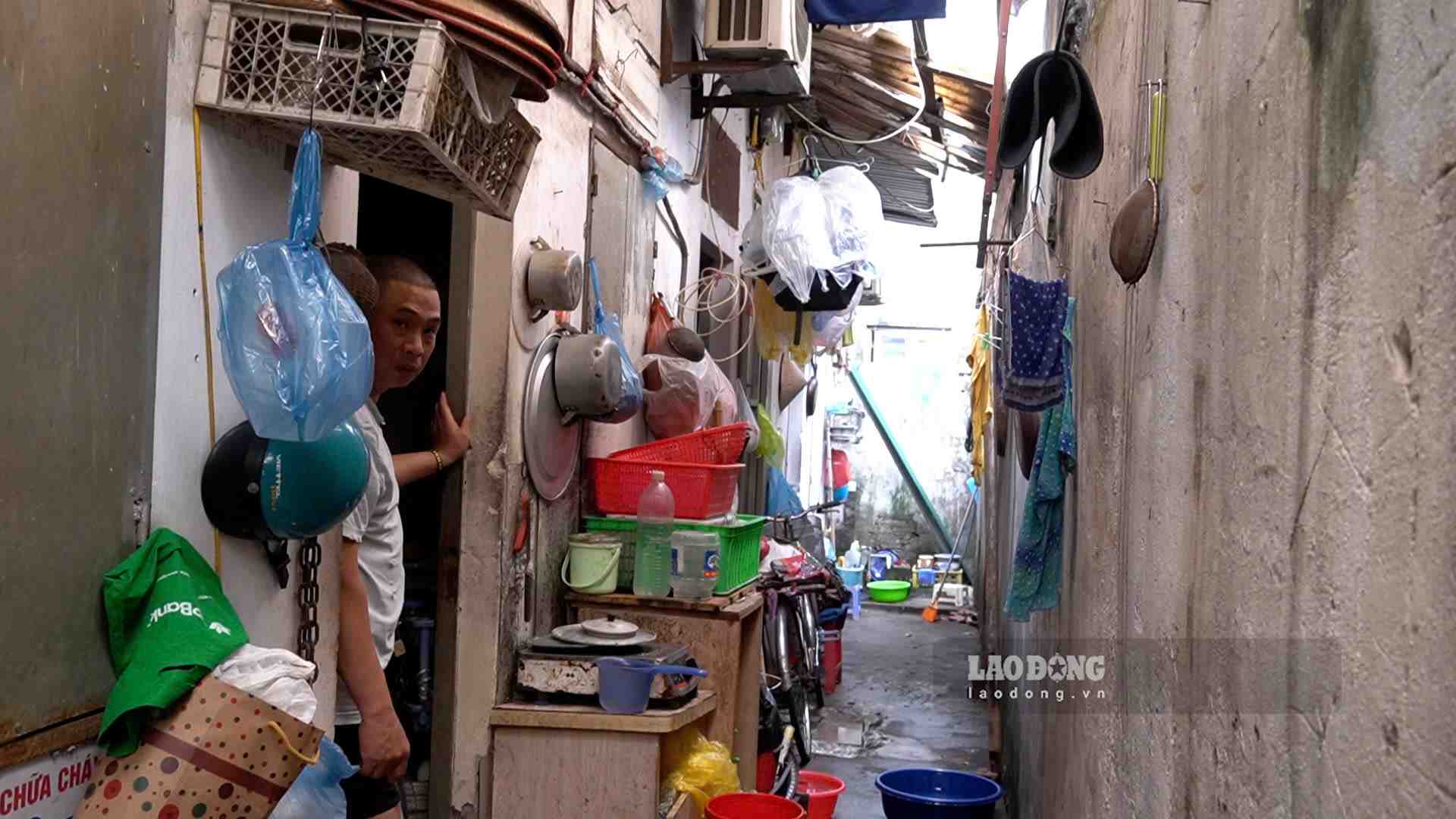 Khu trọ ẩm thấp, nhiều nước đọng tạo điều kiện cho muỗi sinh sôi, làm gia tăng nguy cơ sốt xuất huyết. Ảnh: Hạnh Thơm