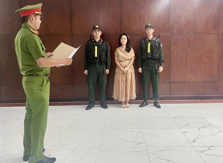 La chanteuse Phương Diễm Huyền au poste de police. Photo: Police.