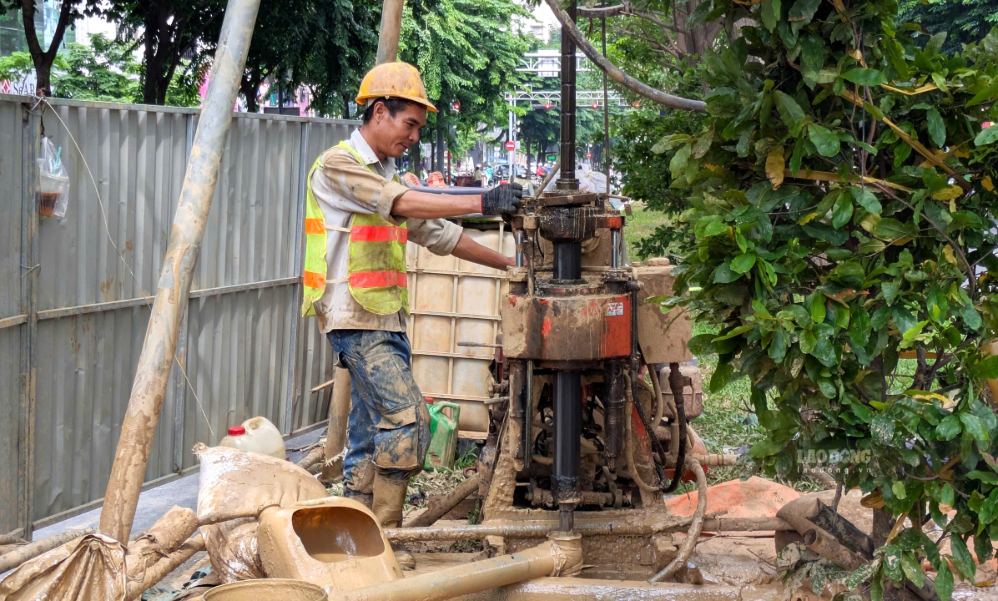 Khoan khảo sát địa chất ga ngầm Hàm Nghi. Ảnh: Anh Tú