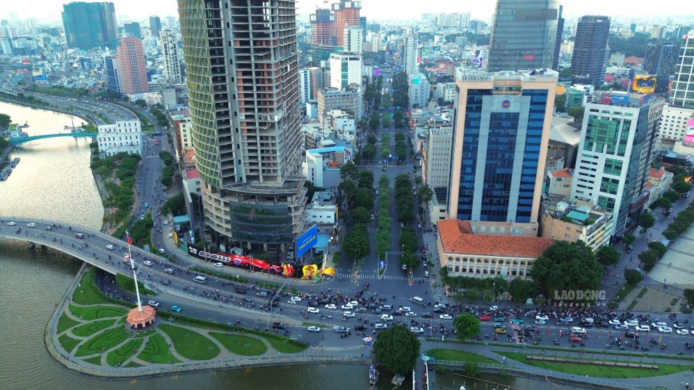 Hướng tuyến Metro Bến Thành - Thủ Thiêm nhìn từ công viên bến Bạch Đằng về chợ Bến Thành. Ảnh: Anh Tú