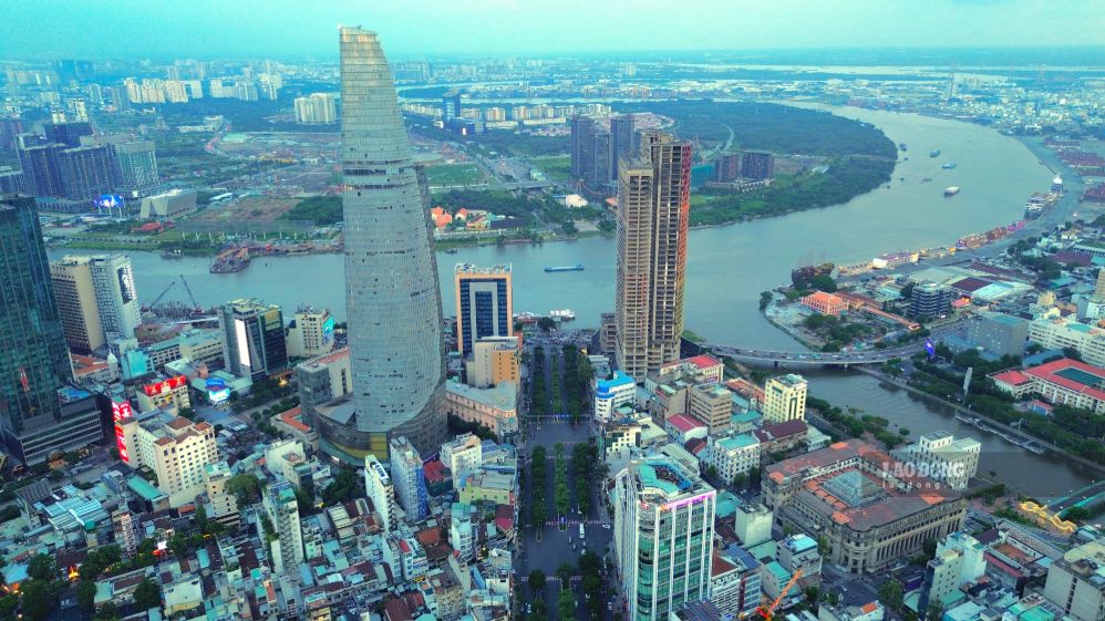 Metro Bến Thành - Thủ Thiêm đi ngầm từ đường Hàm Nghi, vượt dưới sông Sài Gòn sang Khu đô thị mới Thủ Thiêm. Ảnh: Anh Tú