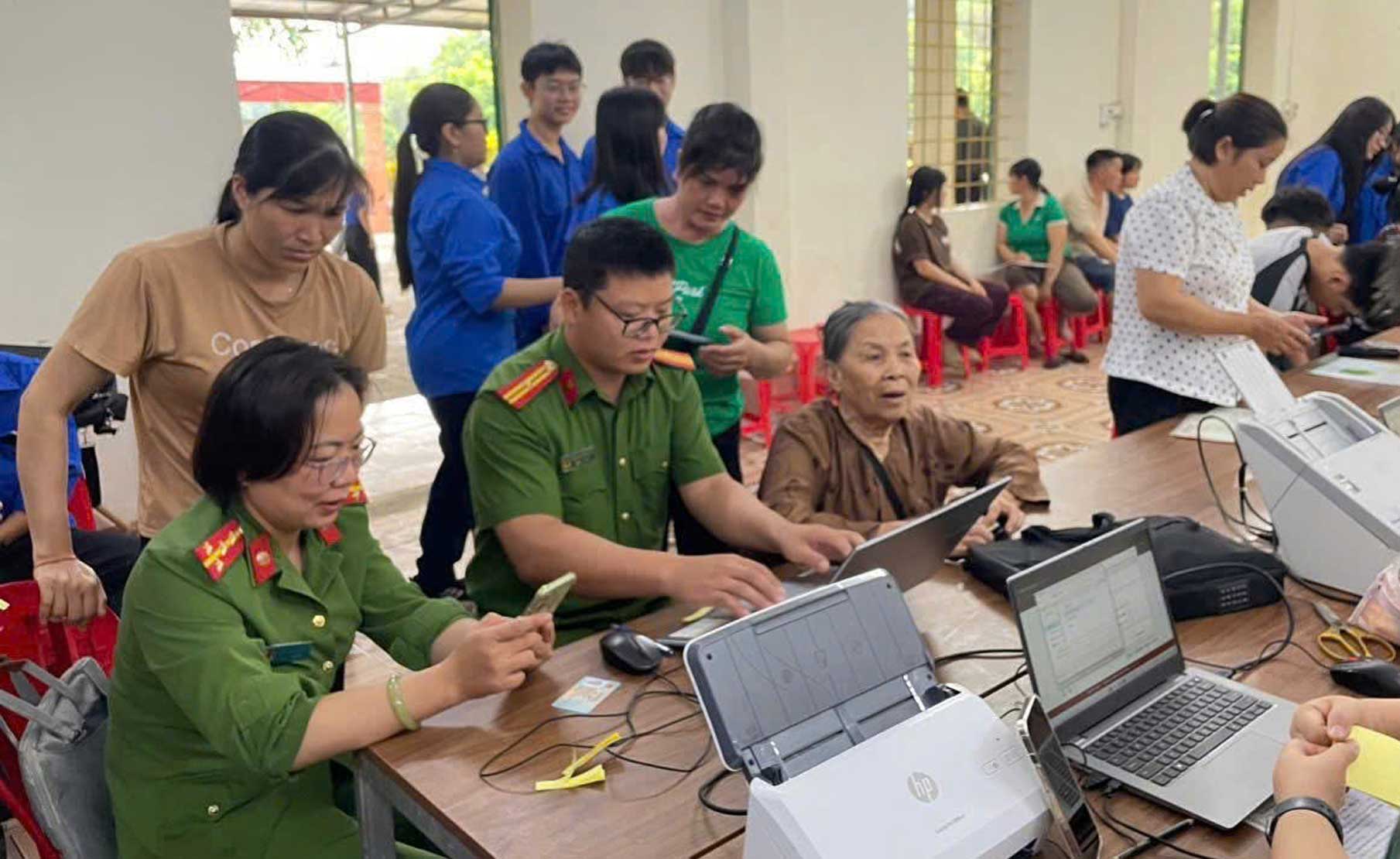 Police officers coordinate with forces to guide people to use VNeID and perform online administrative procedures. Photo: Lao Cai Provincial Police