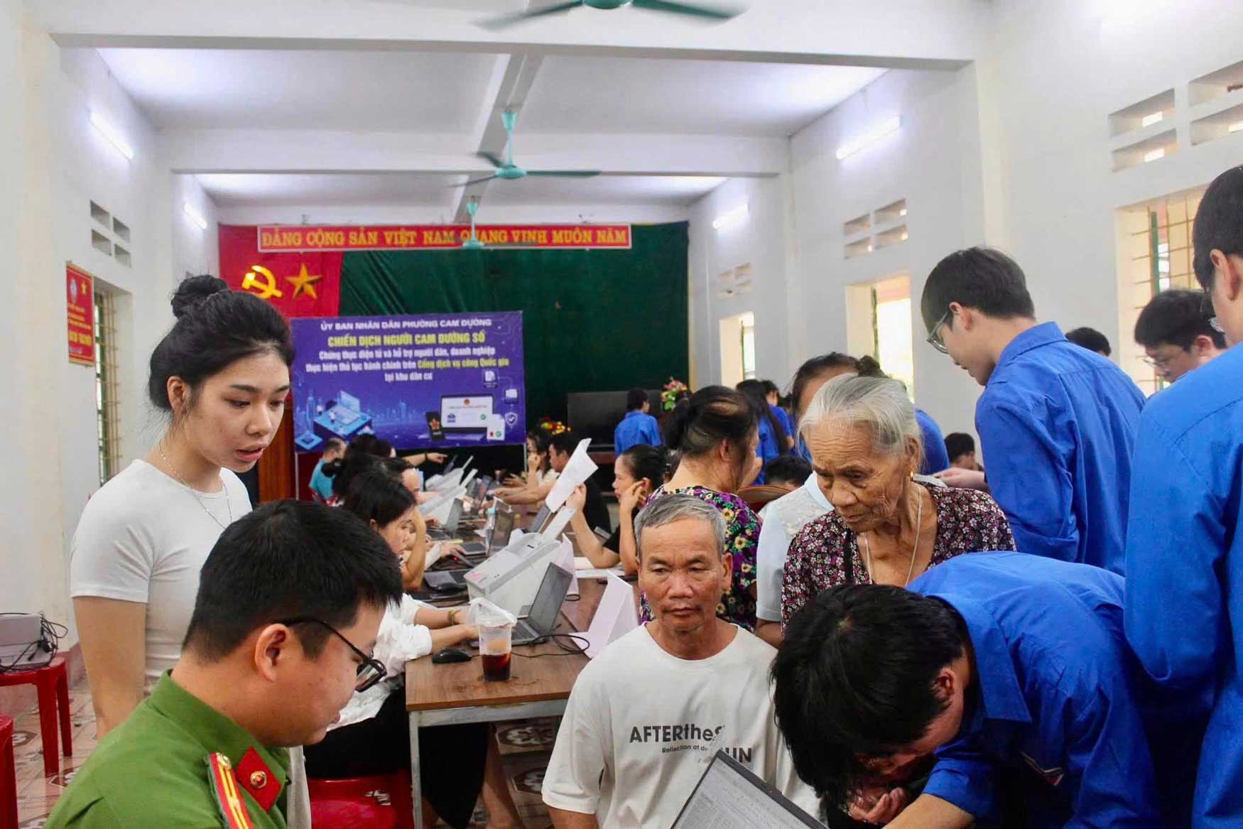 Chiến dịch “Người Cam Đường số” thu hút đông đảo người dân tham gia. Ảnh: Công an tỉnh Lào Cai