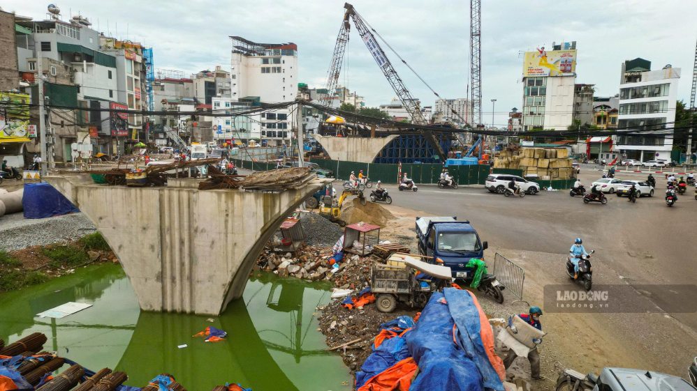 The overpass at Lang Ha intersection belonging to the Ring Road 1 project, Hoang Cau - Voi Phuc section (Hanoi) is under construction. Photo: Song Huu