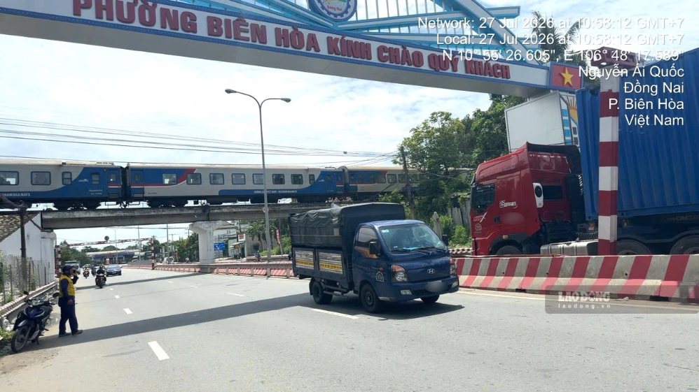 Xe tải tông khung giới hạn bảo vệ cầu vượt đường sắt trên Quốc lộ 1K, phường Biên Hòa, thành phố Đồng Nai. Ảnh: HAC