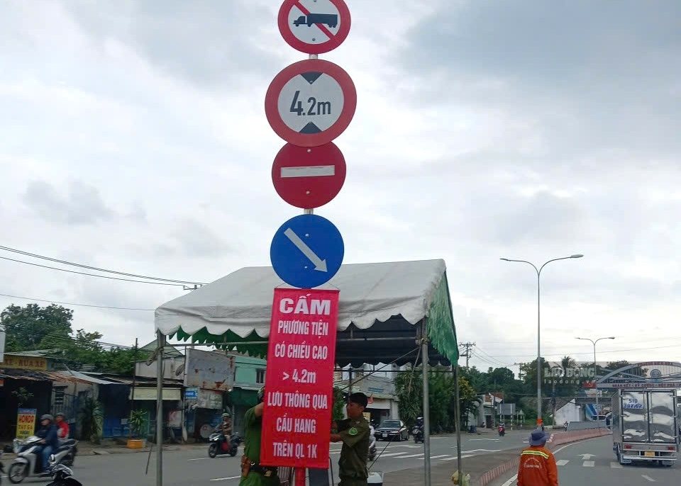 Dong Nai warns vehicles with a height of over 4.2m not to circulate through the Cau Hang roundabout area, National Highway 1K, Bien Hoa ward to protect the railway overpass. Photo: HAC