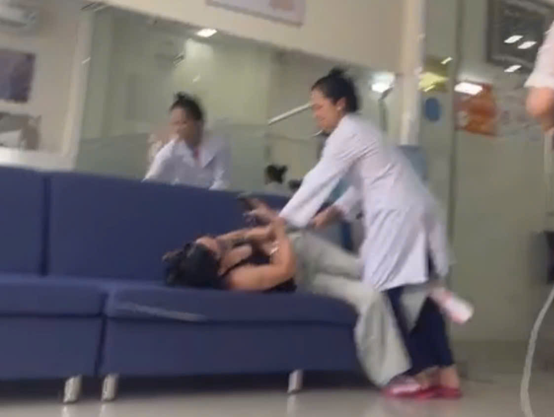 Bác sĩ Nguyễn Thị Tuyết Chinh (Chủ Nha khoa Tuyết Chinh) hành hung bệnh nhân trong phòng khám. Ảnh: Cắt từ clip do người dân cung cấp
