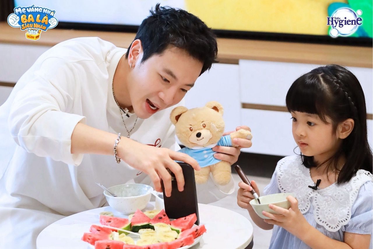 Phi Ngoc Hung is pleased because the "kid version" soothes him very skillfully. Photo: Viettel.