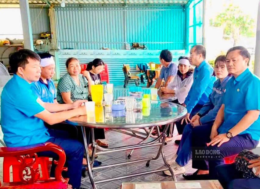 The working delegation of the Ha Tinh Provincial Labor Federation visited and encouraged families of workers who died in labor accidents. Photo: Tran Tuan