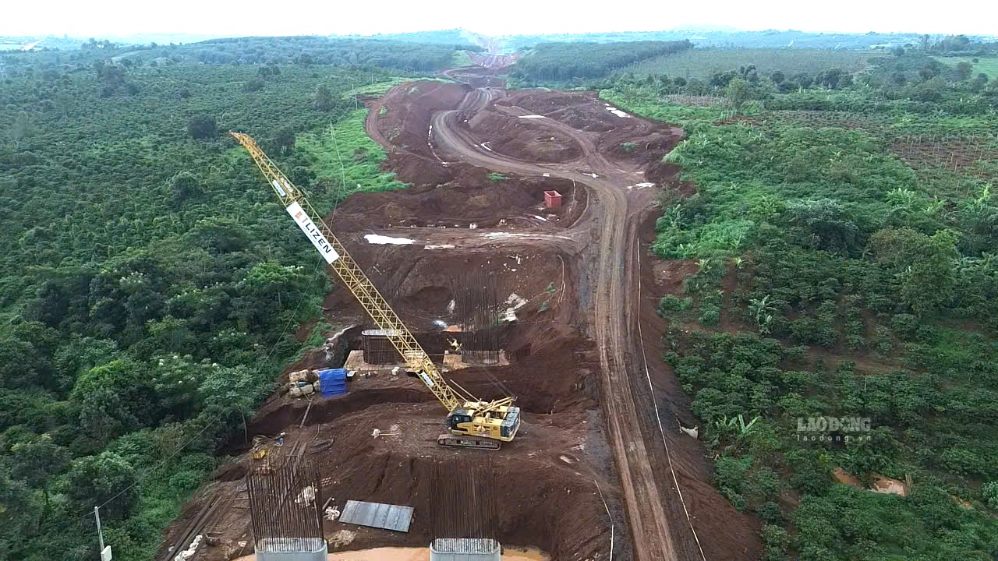 Construction of the Quy Nhon - Pleiku expressway project, component 3 section passing through Hoi Phu ward. Photo Thanh Tuan