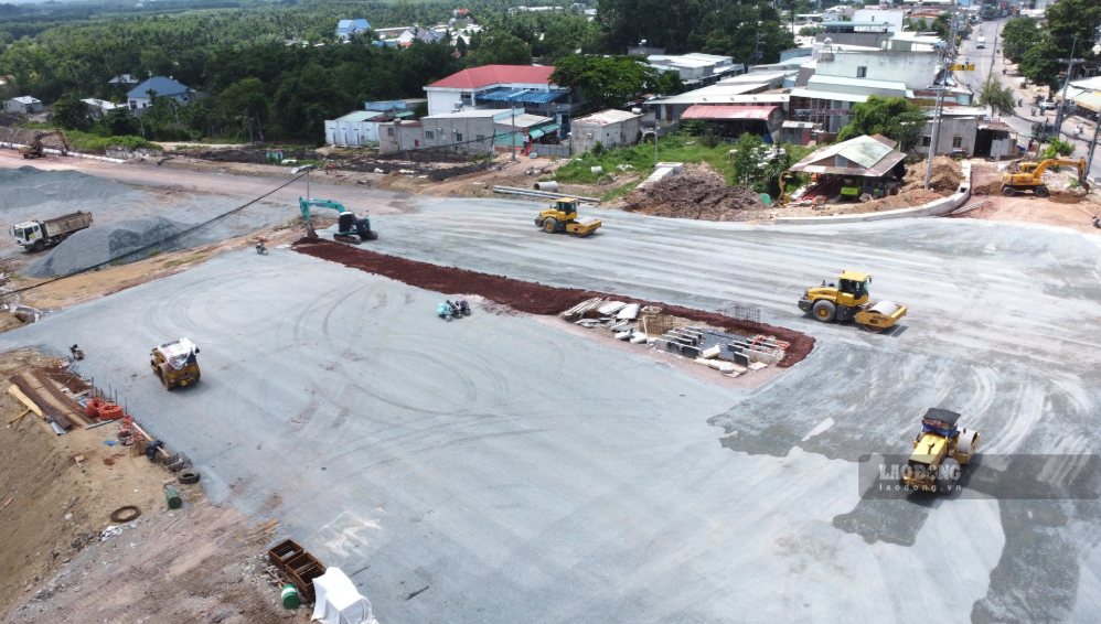 Việc thi công diễn ra khẩn trương. Ảnh: HAC