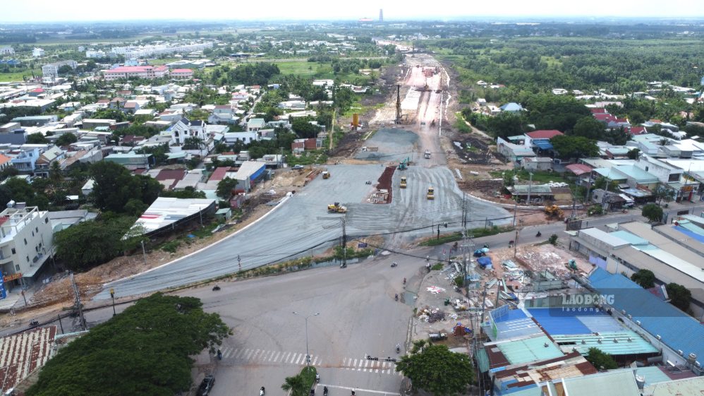 Toàn cảnh thi công đường 25C. Ảnh: HAC