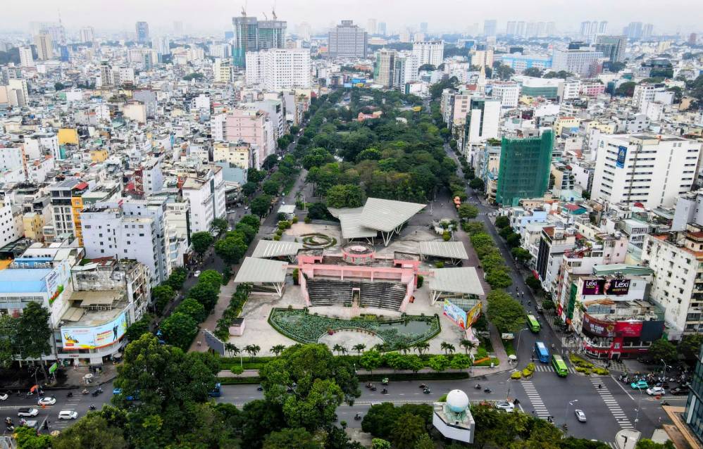 People talk about the new planning project at September 23rd Park in the center of Ho Chi Minh City. Photo: Anh Tu