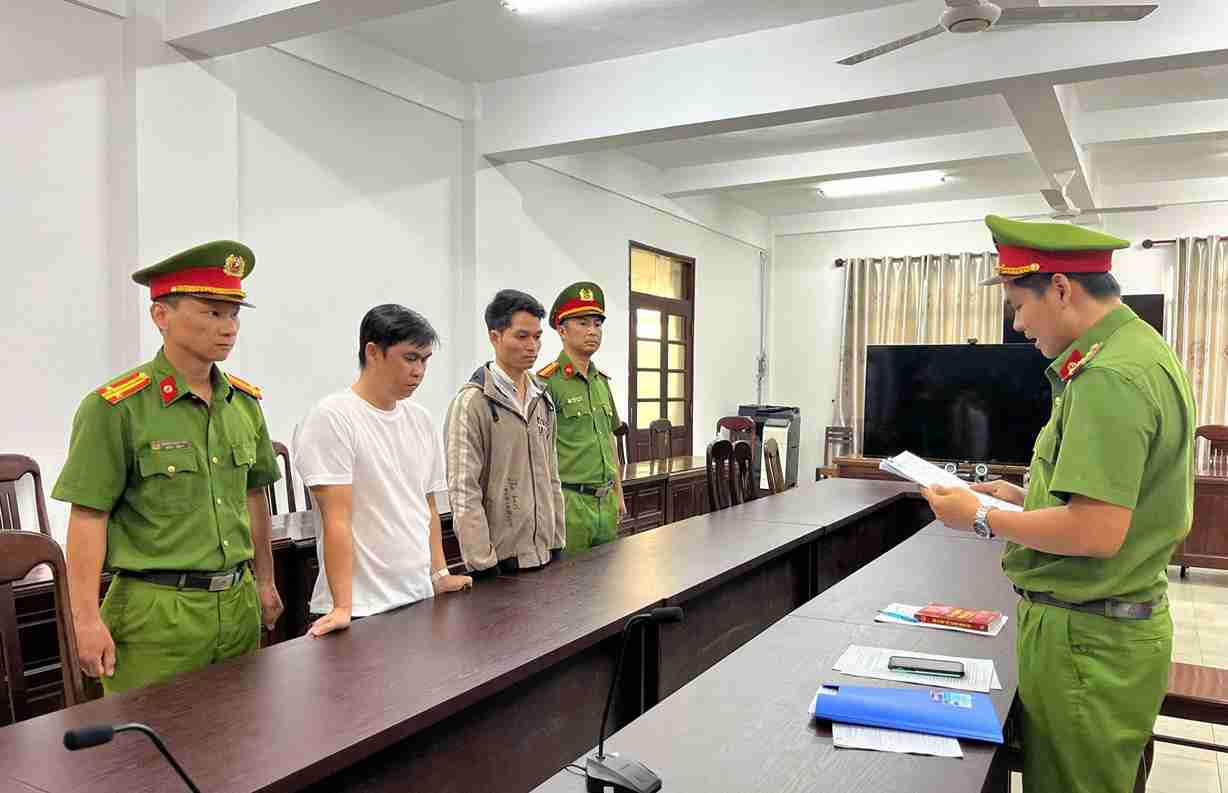 Cơ quan chức năng đọc lệnh khởi tố bị can, xử lý nhóm đối tượng lập khống hồ sơ bệnh nhân, kê và cấp phát hàng nghìn lượt đơn thuốc khống. Ảnh: Công an cung cấp