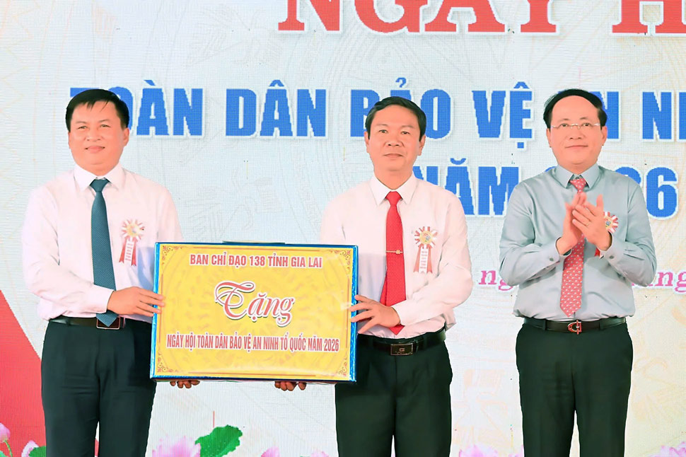 Chủ tịch UBND tỉnh Gia Lai Phạm Anh Tuấn tặng quà cho Nhân dân và cán bộ phường. Ảnh: Cổng thông tin Gia Lai
