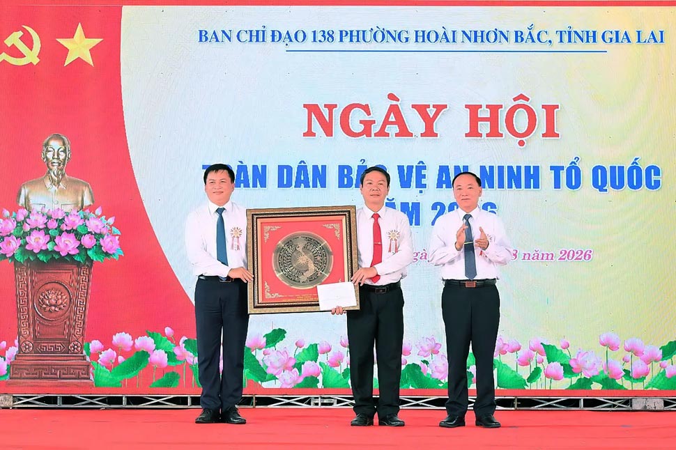 Bí thư Tỉnh ủy Gia Lai Thái Đại Ngọc tặng quà cho Nhân dân và cán bộ phường Hoài Nhơn Bắc. Ảnh: Cổng thông tin Gia Lai