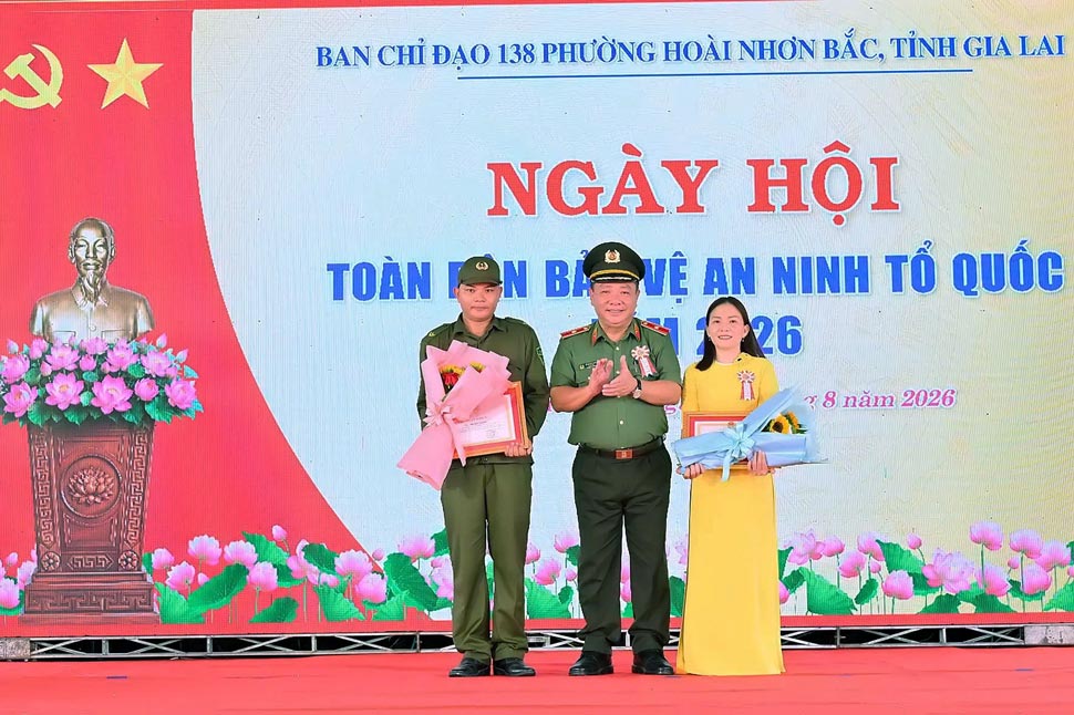 Thiếu tướng Lê Quang Nhân - Giám đốc Công an tỉnh Gia Lai - tặng quà cho Nhân dân và cán bộ phường. Ảnh: Cổng thông tin Gia Lai