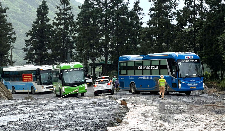 多くの地域で危険な土砂崩れが発生しており、交通整理のために交通警察官が増員されました。写真:アン・ヴィ