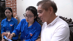 Youth union members go to each house to support people in digitizing land data.