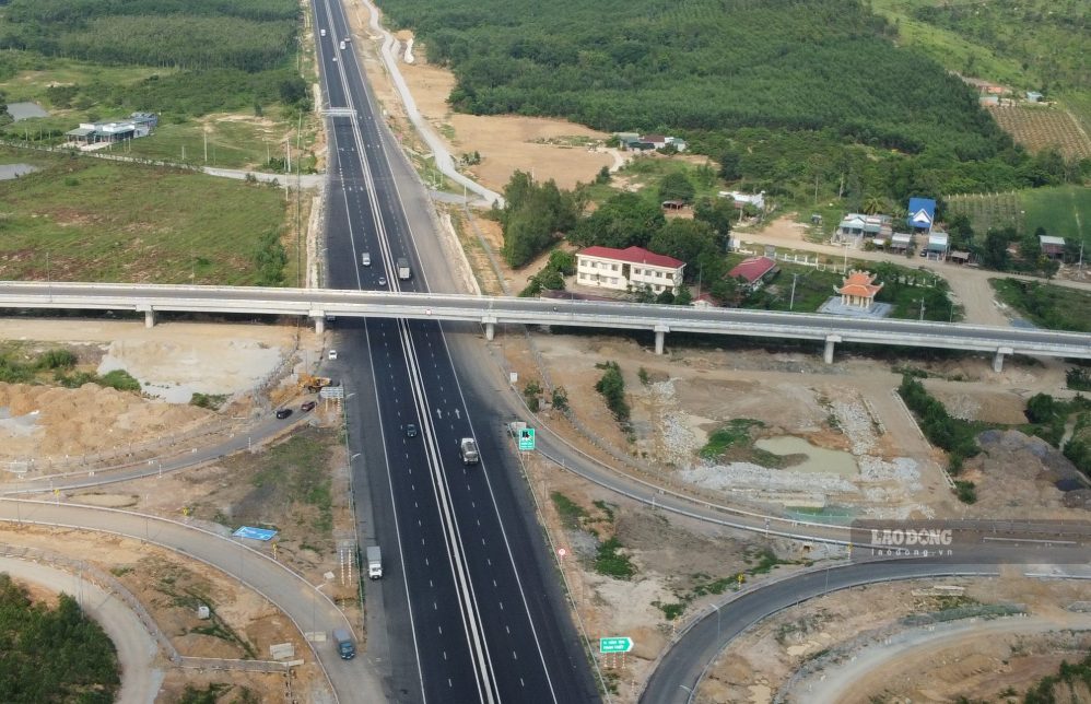 National Highway 55 crosses the Phan Thiet - Dau Giay expressway and access roads to the expressway. Photo: Duy Tuan