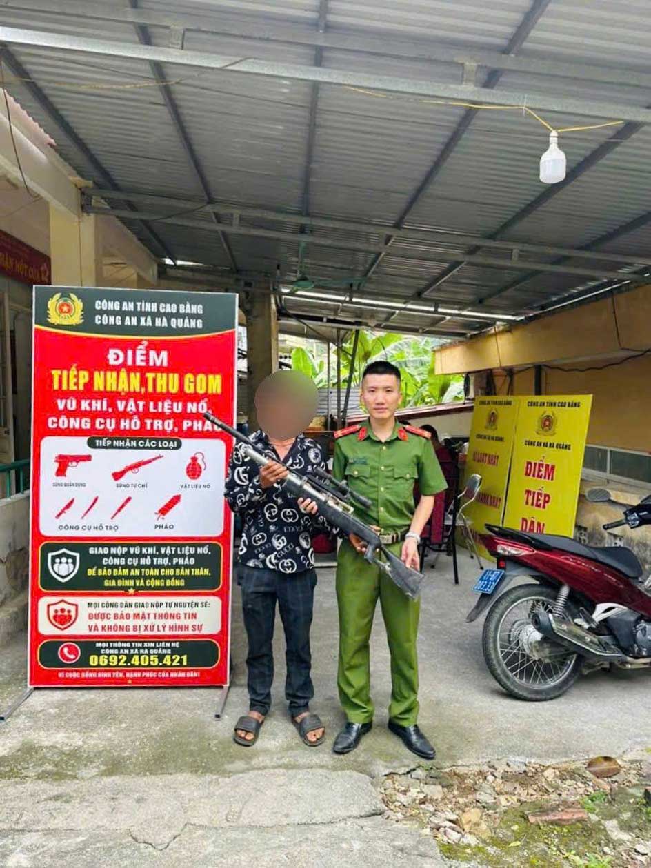 Người dân giao nộp súng tự chế, góp phần bảo đảm an ninh, trật tự. Ảnh: Công an tỉnh Cao Bằng