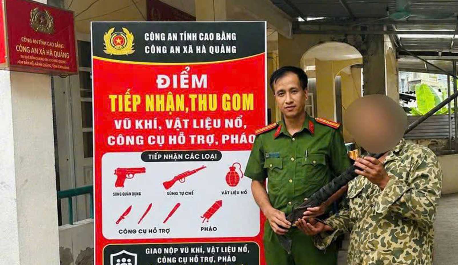People voluntarily hand over homemade guns at the receiving point of Ha Quang Commune Police. Photo: Cao Bang Provincial Police