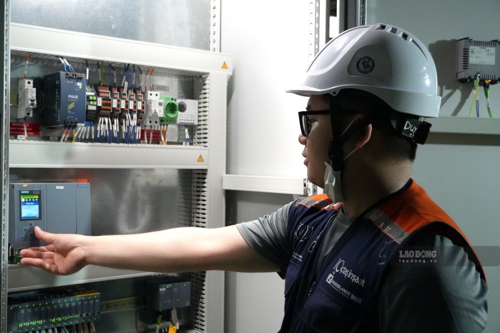Kiểm tra hệ thống điện tại nhà ga hành khách sân bay Long Thành. Ảnh: HAC