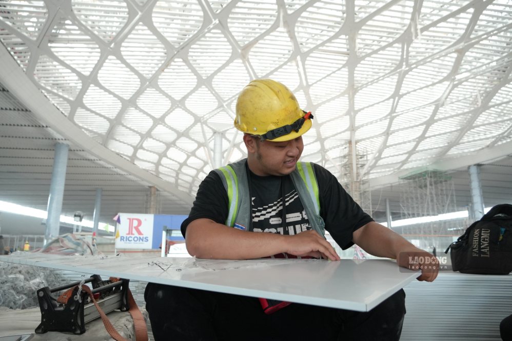 Officials, engineers, and workers are diligently constructing at Long Thanh airport passenger terminal. Photo: HAC