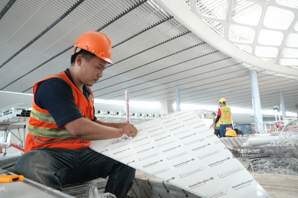 Do đó, việc thi công được diễn ra khẩn trương, gấp rút. Ảnh: HAC