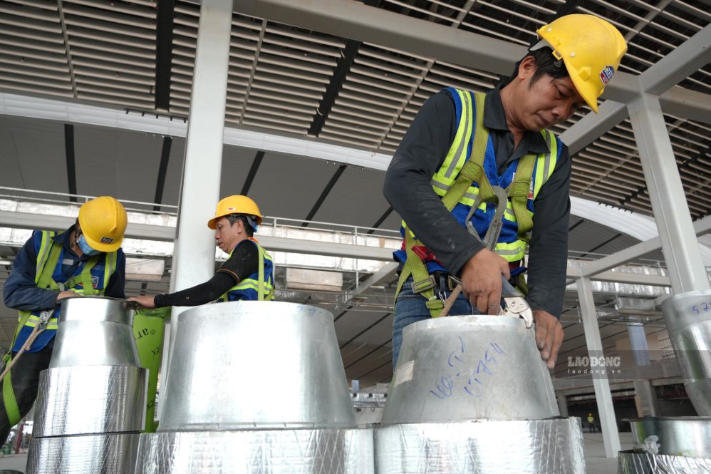 Lắp đặt hệ thống thông gió tại nhà ga hành khách sân bay Long Thành. Ảnh: HAC