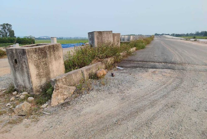 The Thach Bich - Tho Phong road project in Quang Ngai has a total investment of more than 694 billion VND, started in 2019, expected to be completed in 2025, but is still unfinished because the handover site is not continuous. Photo: Dong Giang