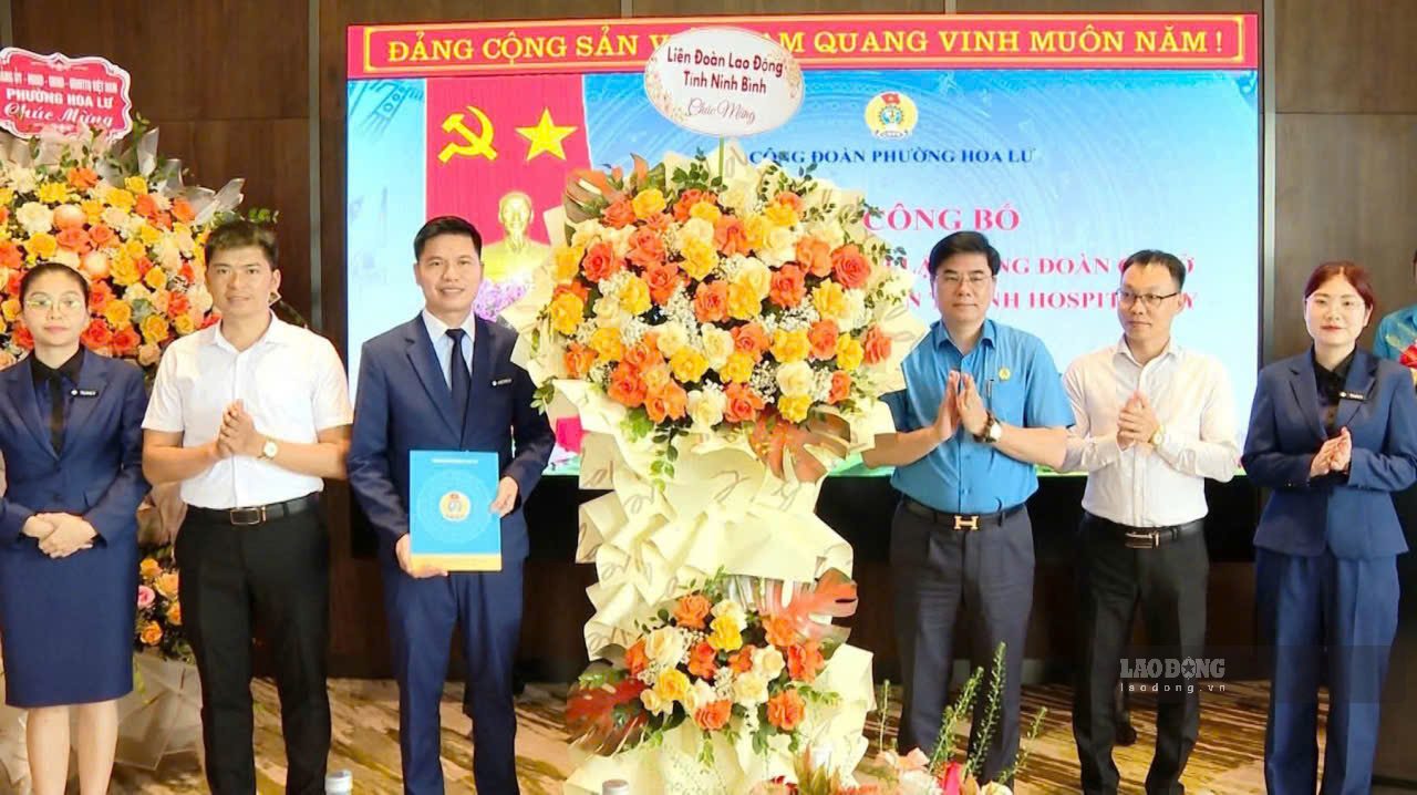 M. Nguyễn Hải Long - Président de la Fédération du travail de la province de Ninh Bình a remis la décision de création et a offert des fleurs pour féliciter le Comité exécutif du syndicat de base de la société à responsabilité limitée Xuân Thành Hospitalit. Photo: Nguyễn Trường