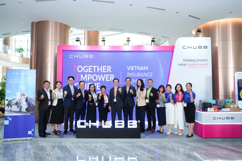 Tại Vietnam Insurance Summit 2026, không gian kết nối của Chubb ghi nhận sự hiện diện của đại diện Bộ Tài chính, Cục Quản lý, Giám sát bảo hiểm, Hiệp hội Bảo hiểm Việt Nam. Ảnh Hà Anh