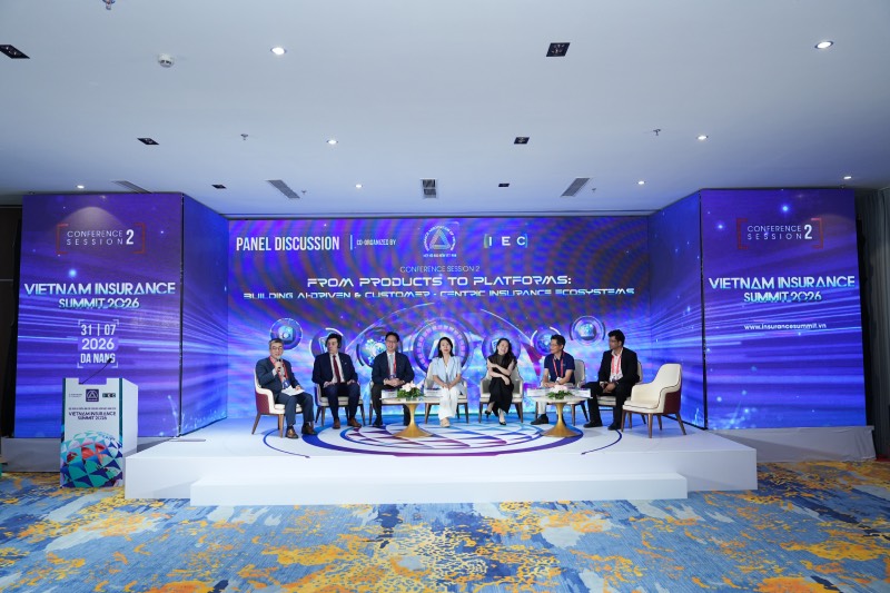 Speakers discuss the insurance ecosystem model based on AI and focusing on customers at Vietnam Insurance Summit 2026. Photo Ha Anh