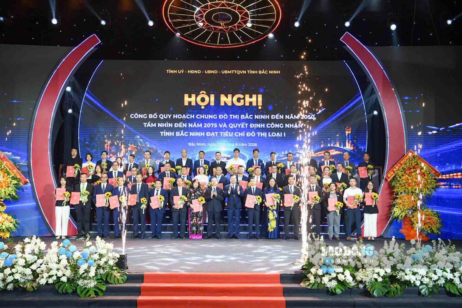 Member of the Party Central Committee, Secretary of the Bac Ninh Provincial Party Committee Nguyen Hong Thai and Chairman of the Provincial People's Committee Pham Hoang Son present Decisions approving investment policy, approving investors and Investment Registration Certificates for 48 projects. Photo: Van Truong