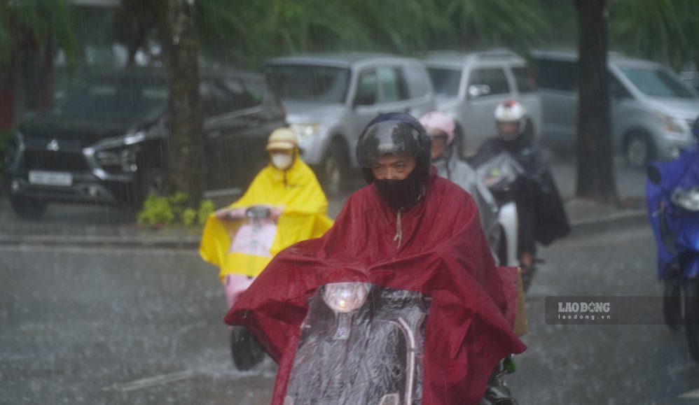Weather forecast for tomorrow 6.8, Hanoi has moderate rain, locally very heavy rain. Photo: Minh Vu