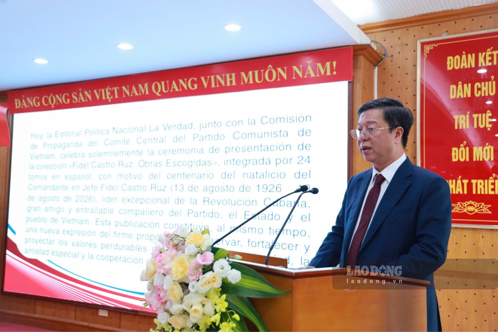 Assoc. Prof. Dr. Vu Trong Lam, Director - Editor-in-Chief of the National Political Publishing House Truth introduces the Collection of selected works by General Commander Fidel Castro Ruz. Photo: Tran Vuong