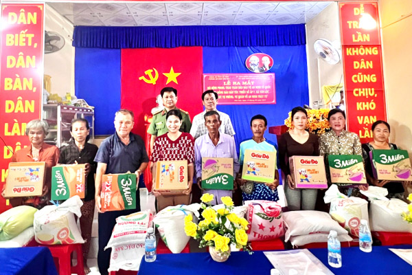 Thượng tá Quách Minh Luân, Phó Trưởng phòng An ninh nội địa trao quà cho hộ nghèo, hộ cận nghèo đồng bào Khmer tại xã Tân Lộc (Cà Mau). Ảnh: Công an tỉnh Cà Mau