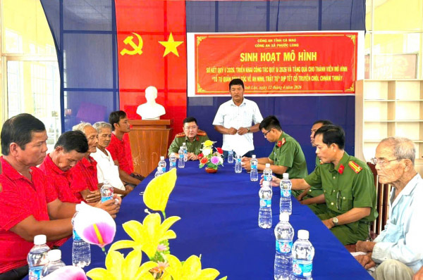 Công an xã Phước Long (Cà Mau) sinh hoạt mô hình “Tổ tự quản dòng tộc về an ninh, trật tự”. Ảnh: Công an tỉnh Cà Mau