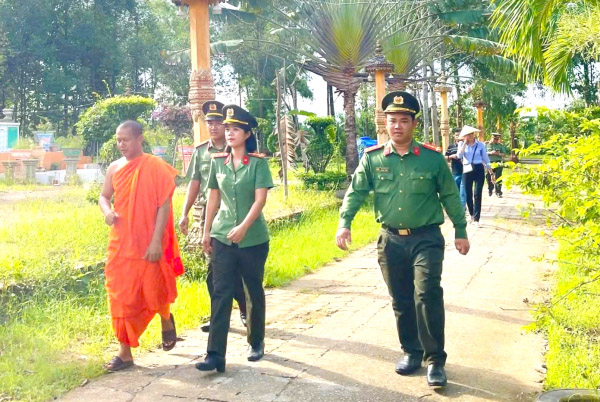 The Internal Security Force, Ca Mau Provincial Police accompanies Khmer ethnic dignitaries in ensuring security and grassroots order. Photo: Ca Mau Provincial Police