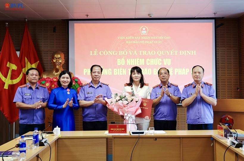 Mr. Tran Hai Quan - Deputy Head of the Supreme People's Procuracy and leaders, former leaders of Bao Ve Phap Luat Newspaper (BVPL) congratulate Ms. Ho Thi Kim Thoan on being appointed as Deputy Editor-in-Chief of BVPL Newspaper. Photo: BVPL Newspaper