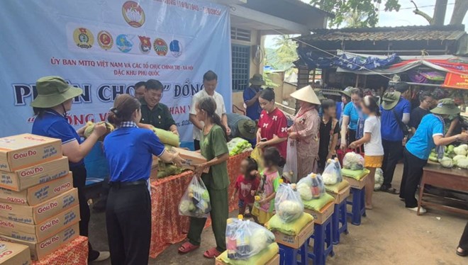 Phú Quốc mang "Phiên chợ 0 đồng" đến với người dân Hòn Rỏi