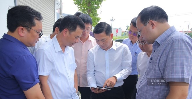 Leaders of Ninh Binh Provincial People's Committee inspect site clearance for the North-South high-speed railway project, section passing through My Loc commune. Photo: Dieu Anh