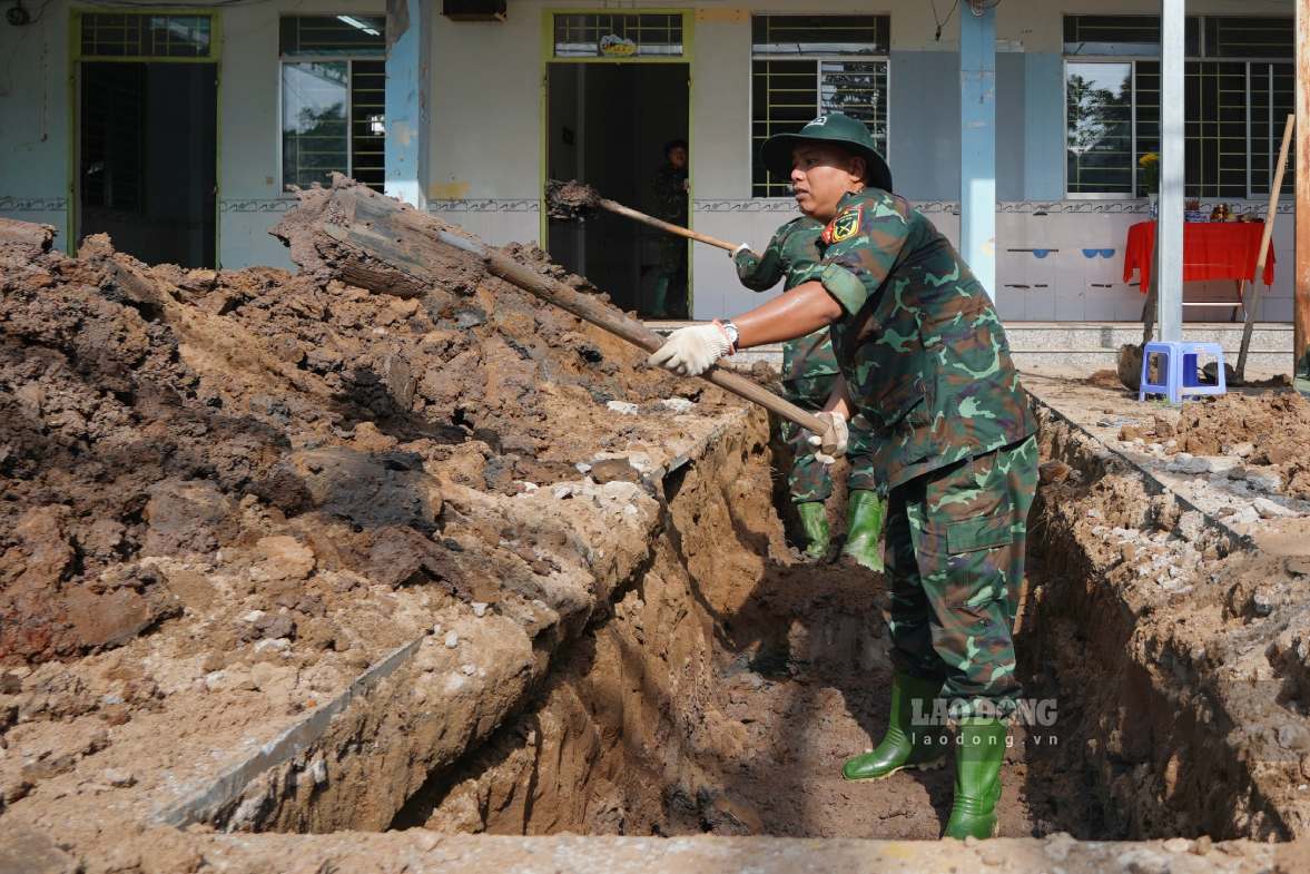 Đến nay, các lực lượng đã khai quật 2.002 phần mộ liệt sĩ. Ảnh: Tạ Quang