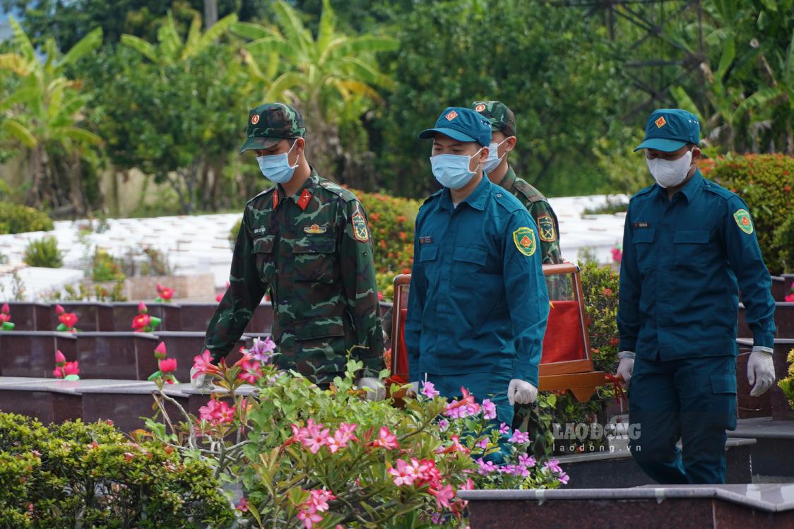 Lực lượng lấy mẫu ADN tại Nghĩa trang liệt sĩ Ô Môn. Ảnh: Tạ Quang